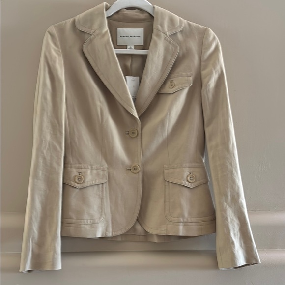 Banana Republic Jackets & Blazers - Banana Republic Linen and Silk Blazer. Light Tan. Size 2. NWT.